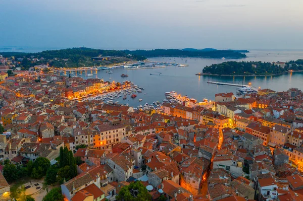 Hırvat kenti Rovinj 'in günbatımı hava manzarası