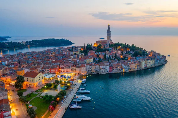 Hırvat kenti Rovinj 'in günbatımı hava manzarası