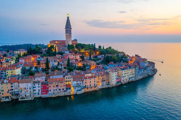 Hırvat kenti Rovinj 'deki Aziz Euphemia Kilisesi' nin gün batımı manzarası