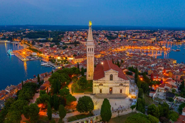 Hırvat kenti Rovinj 'deki Aziz Euphemia Kilisesi' nin gün batımı manzarası