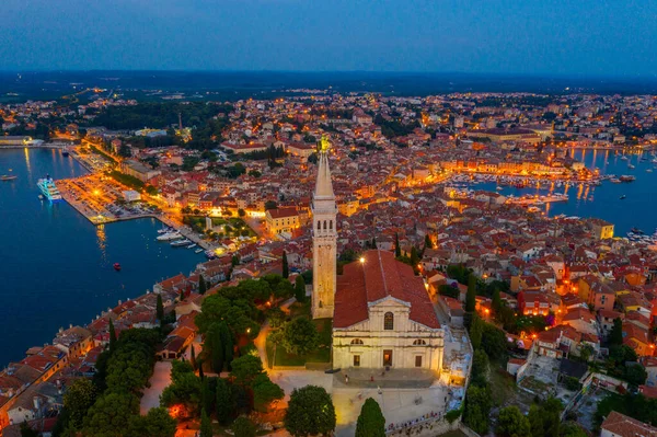 Hırvat kenti Rovinj 'deki Aziz Euphemia Kilisesi' nin gün batımı manzarası