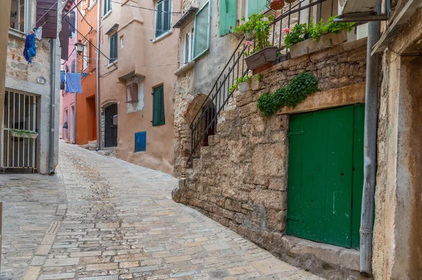 Hırvatistan 'ın Rovinj kentinde yaya caddesi manzarası