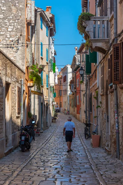 Hırvatistan 'ın Rovinj kentinde yaya caddesi manzarası