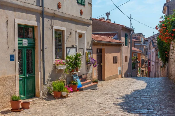 Hırvatistan 'ın Rovinj kentinde yaya caddesi manzarası