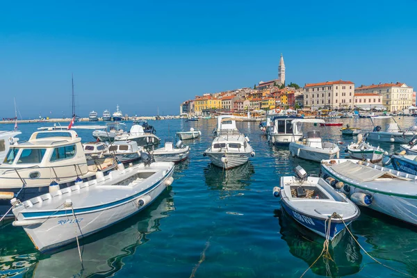 Hırvatistan 'ın Rovinj limanına demirleyen tekneler