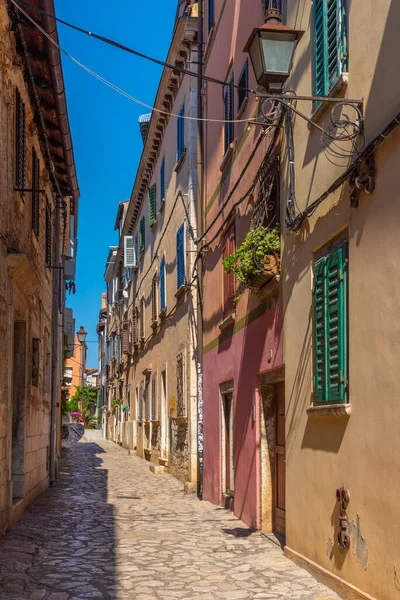 Hırvatistan 'ın Rovinj kentinde yaya caddesi manzarası