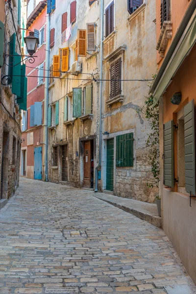 Hırvatistan 'ın Rovinj kentinde yaya caddesi manzarası