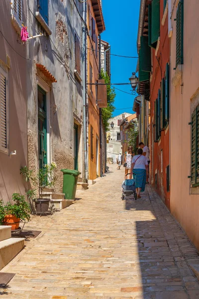Hırvatistan 'ın Rovinj kentinde yaya caddesi manzarası