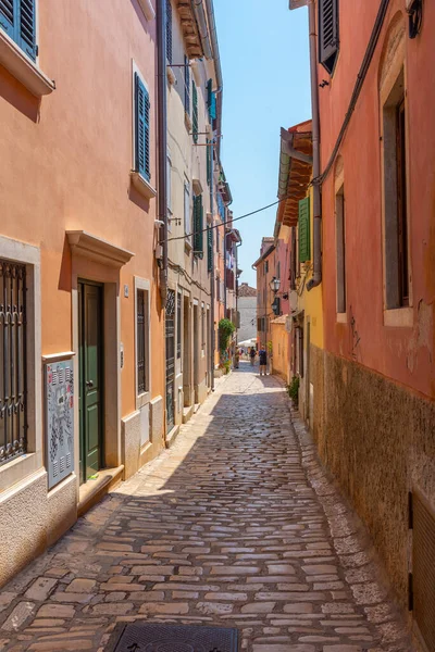 Hırvatistan 'ın Rovinj kentinde yaya caddesi manzarası