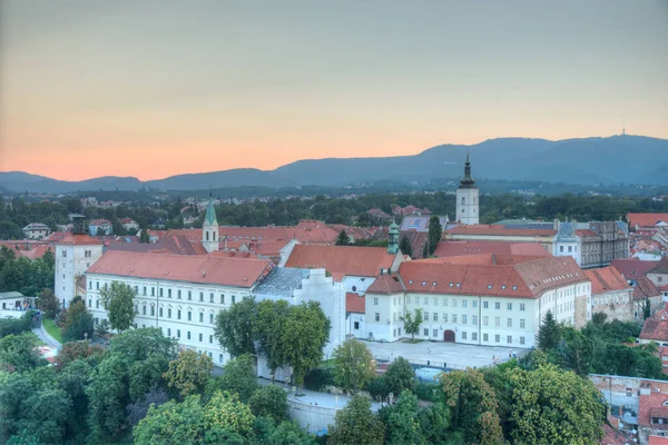 Hırvatistan 'ın üst Zagreb kentinde günbatımı hava manzarası