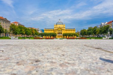 Zagreb ve Hırvatistan 'da sarı sanat pavyonu