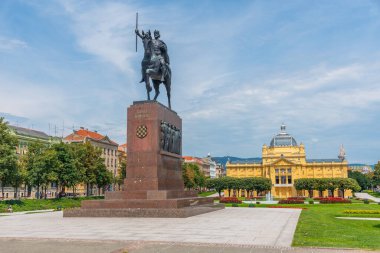 Hırvatistan 'ın Zagreb kentinde Kral Tomislav' ın heykeli ve sarı sanat pavyonu