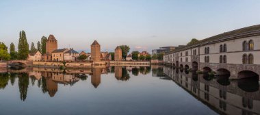 Strasbourg 'daki Ponts Couverts ve Barrage Vauban' ın gün batımı manzarası