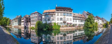 Strazburg 'da Petite France semtinde renkli evler, Alman