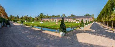 Almanya 'nın Schwetzingen Sarayı' ndaki turuncu ve çevresindeki bahçe güneşli yaz boyunca...