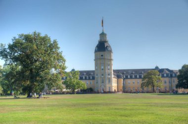 Almanya 'daki Schlossgarten parkından gün batımında Karlsruhe Sarayı