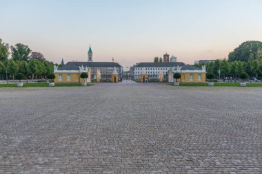 Almanya 'daki Karlsruhe Sarayı' nın gün batımı manzarası