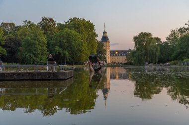 Almanya 'daki Schlossgarten parkından izlenen güneşli bir günde Karlsruhe Sarayı