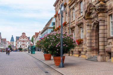 Alte, Almanya 'nın Speyer kentindeki Maximilianstrasse' de bir binayı dondurdu.