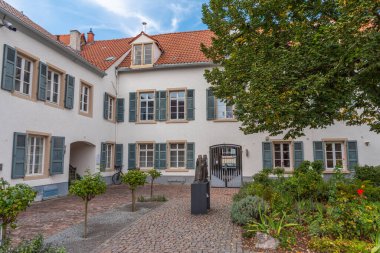 Almanya 'nın Speyer kentindeki eski sinagog müzesinin avlusu.