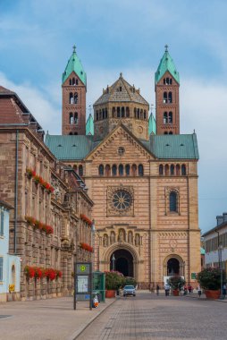 Almanya 'nın Speyer kentindeki Maximilianstrasse' nin sonundaki katedralin görüntüsü