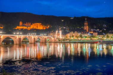 Almanya 'nın Neckar nehrinin arkasındaki Heidelberg' in günbatımı manzarası