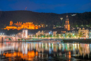 Almanya 'nın Neckar nehrinin arkasındaki Heidelberg' in günbatımı manzarası