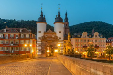 Heidelberg, Almanya 'daki eski köprü kapısının gündoğumu manzarası