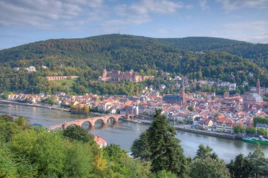 Almanya 'nın Neckar nehrinin arkasındaki Heidelberg Panoraması