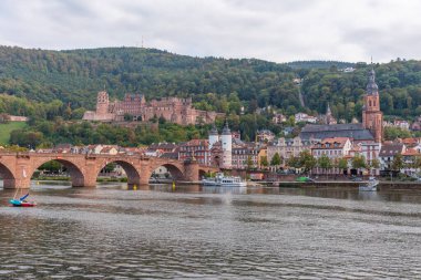 Almanya 'nın Neckar nehrinin arkasındaki Heidelberg Panoraması