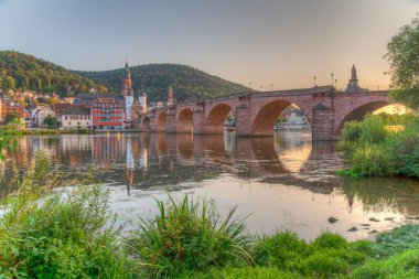 Heidelberg, Almanya 'daki Kutsal Ruh Kilisesi' ne giden eski köprü.