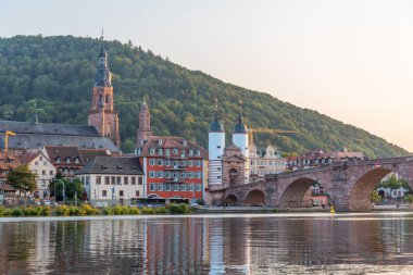 Heidelberg, Almanya 'daki Kutsal Ruh Kilisesi' ne giden eski köprü.