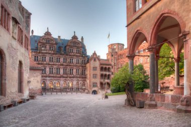 Almanya 'nın Heidelberg kentindeki sarayın ana avlusunun gün batımı manzarası