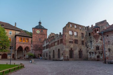 Almanya 'nın Heidelberg kentindeki sarayın ana avlusunun gün batımı manzarası