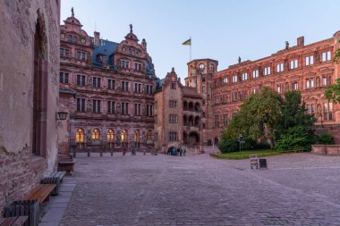 Almanya 'nın Heidelberg kentindeki sarayın ana avlusunun gün batımı manzarası