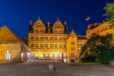 Almanya 'nın Heidelberg kentindeki sarayın ana avlusunun gece görüşü