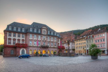 Almanya 'nın Heidelberg kentindeki belediye binasının gündoğumu manzarası