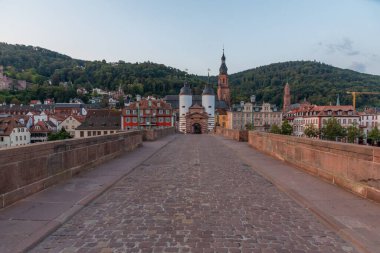 Heidelberg, Almanya 'daki eski köprü kapısının gündoğumu manzarası