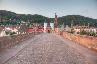 Heidelberg, Almanya 'daki eski köprü kapısının gündoğumu manzarası