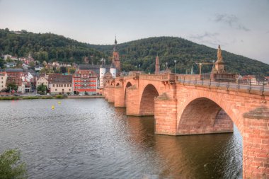 Heidelberg, Almanya 'daki Kutsal Ruh Kilisesi' ne giden eski köprü.