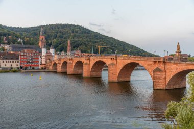 Heidelberg, Almanya 'daki Kutsal Ruh Kilisesi' ne giden eski köprü.