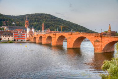 Heidelberg, Almanya 'daki Kutsal Ruh Kilisesi' ne giden eski köprü.