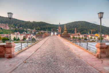 Heidelberg, Almanya 'daki eski köprü kapısının gündoğumu manzarası