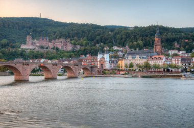 Almanya 'nın Neckar nehrinin arkasındaki Heidelberg Panoraması