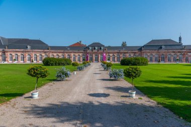Güneşli yaz gününde Almanya 'daki Schwetzingen Sarayı
