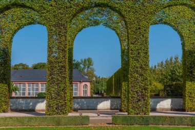 Almanya 'da Schwetzingen Sarayı' nın bahçeleri güneşli yaz günlerinde