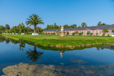 Almanya 'nın Schwetzingen Sarayı' ndaki turuncu ve çevresindeki bahçe güneşli yaz günlerinde.