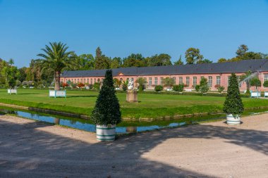 Almanya 'nın Schwetzingen Sarayı' ndaki turuncu ve çevresindeki bahçe güneşli yaz günlerinde.