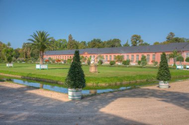 Almanya 'nın Schwetzingen Sarayı' ndaki turuncu ve çevresindeki bahçe güneşli yaz günlerinde.