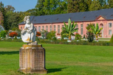 Almanya 'nın Schwetzingen Sarayı' ndaki turuncu ve çevresindeki bahçe güneşli yaz günlerinde.